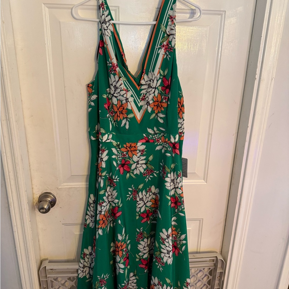 Vince Camuto Green Floral V-Neck Midi Dress